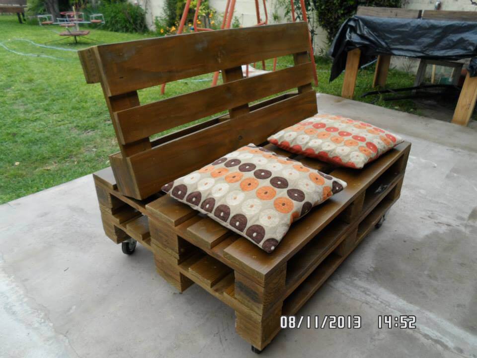 Cushioned Pallet Sofa Seat on Wheels - Easy Pallet Ideas
