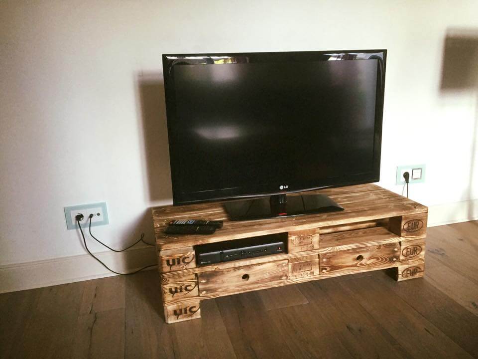 2 EPAL Pallet TV Stand with 2 Drawers - Easy Pallet Ideas