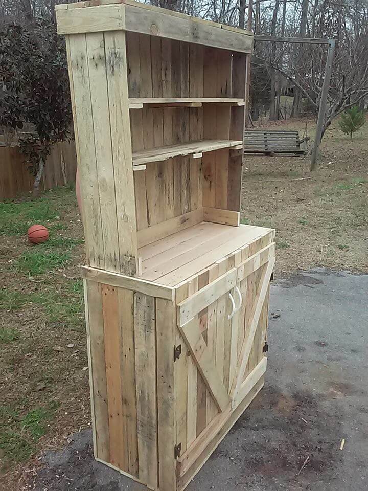 low-cost wooden pallet hutch