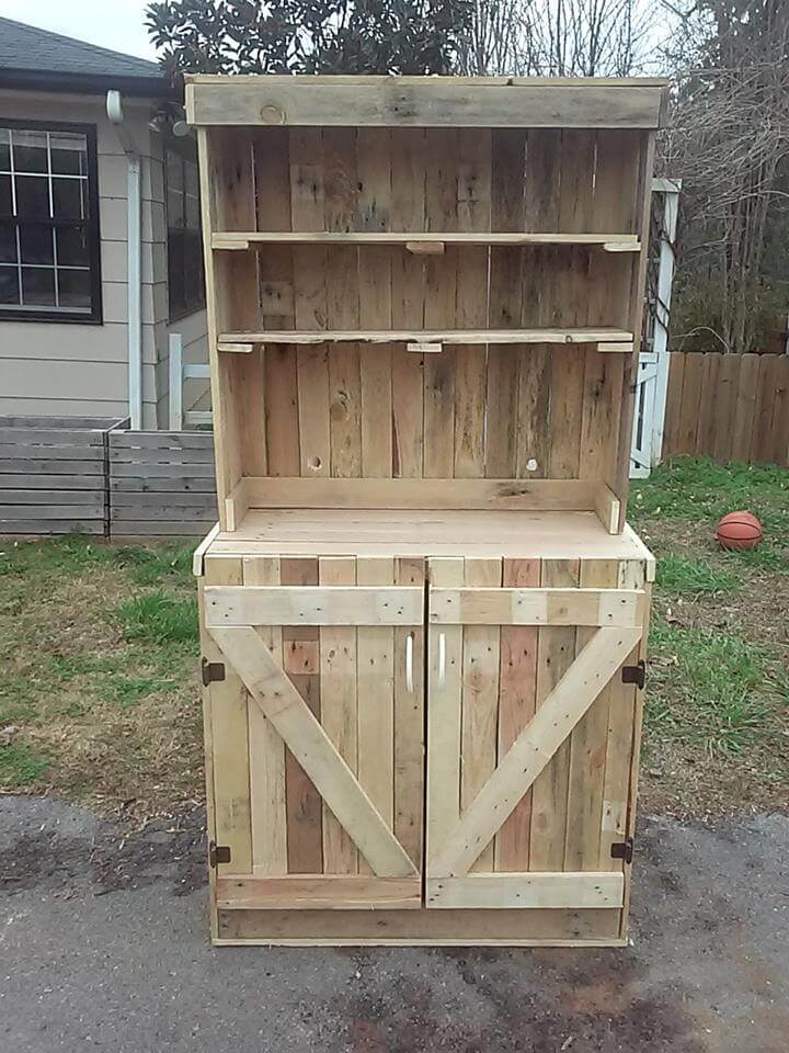 upcycled wooden pallet hutch