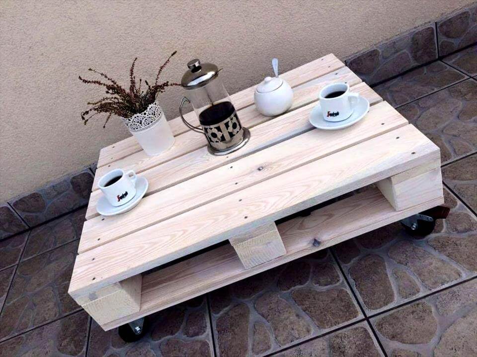 One Pallet Coffee Table With Wheels, How To Make A Garden Coffee Table From Pallets