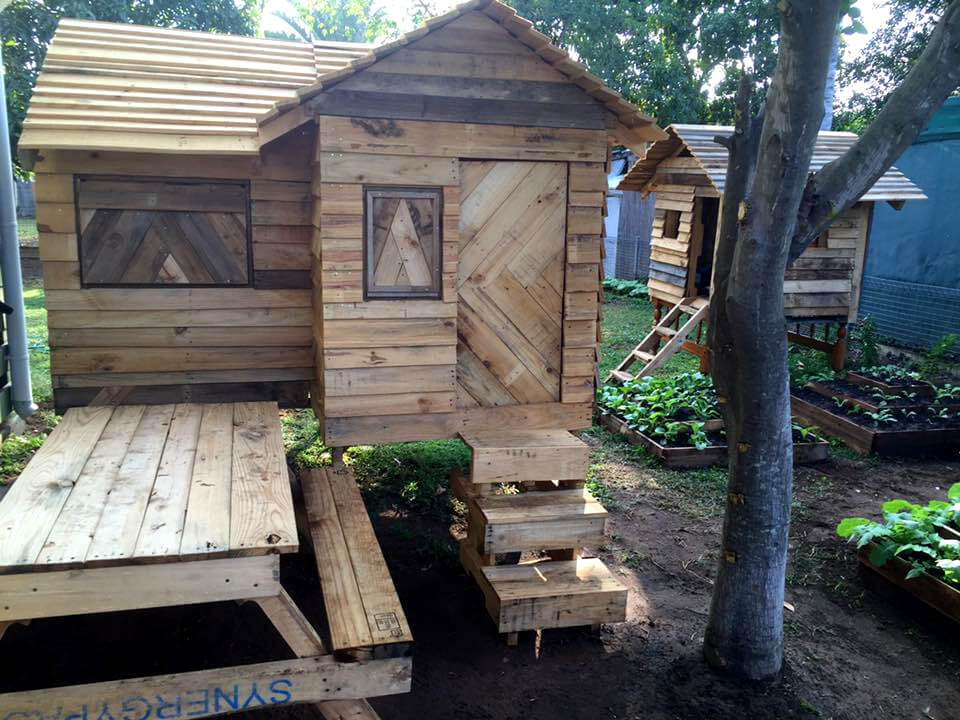 pallet-cubby-house-playhouse-easy-pallet-ideas