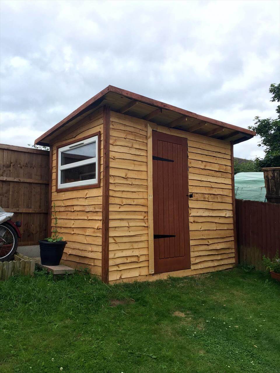Lean to shed made from pallets