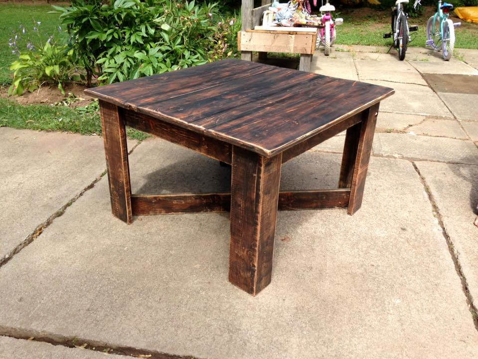 Upcycled Pallet Coffee Table - Easy Pallet Ideas